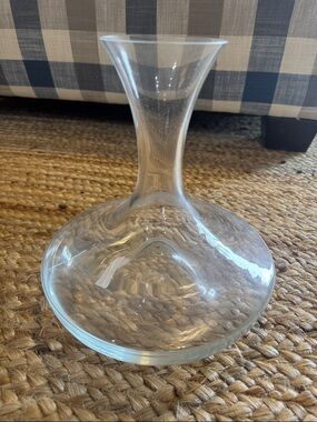 Clear Glass Wine Decanter - Elegant Flared Neck